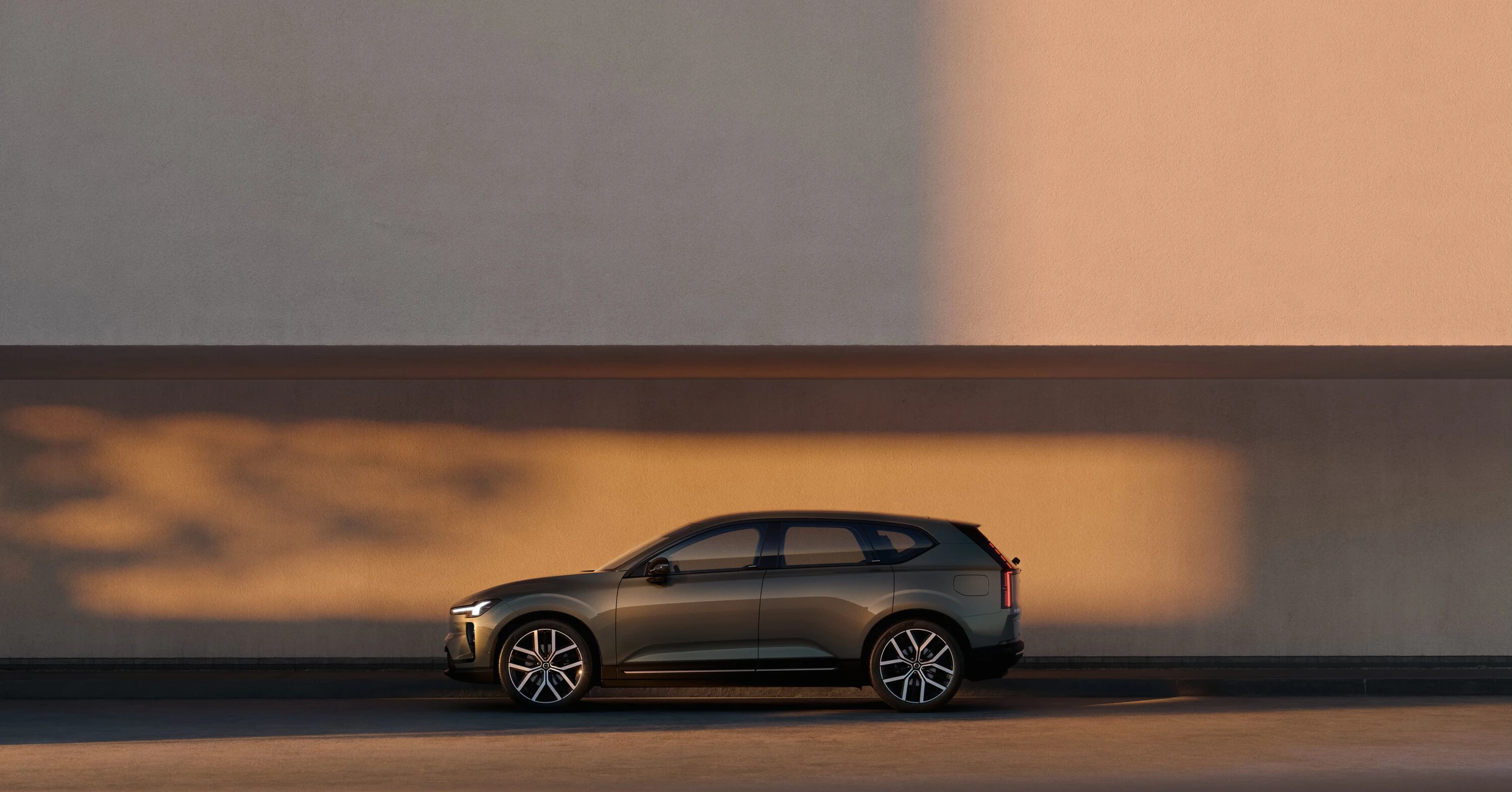 Volvo EX60 är helt eldriven och har en räckvidd på upp till 810 kilometer tack vare 800-voltsteknik.