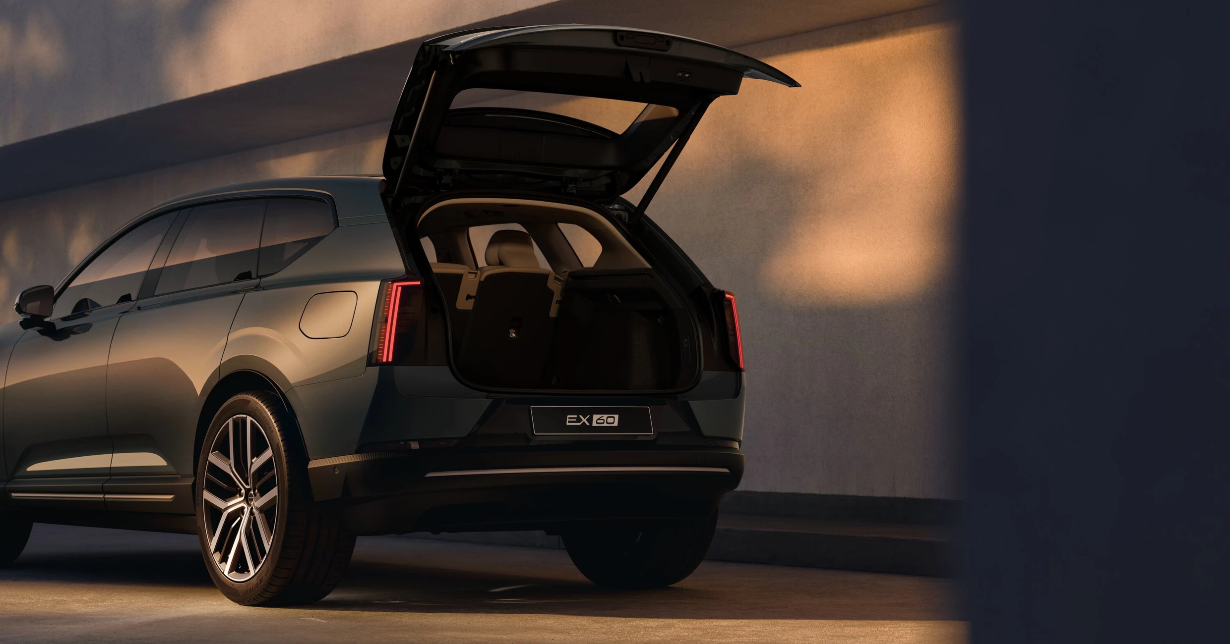 Volvo EX60:s bakre design med tända, vertikala LED-signaturer visar att form följer funktion – och attraktivitet.