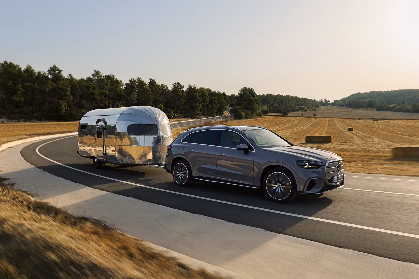 Den nya elektriska Mercedes GLC kan bogsera upp till 2 500 kg, perfekt för den som vill ut med husvagnen.