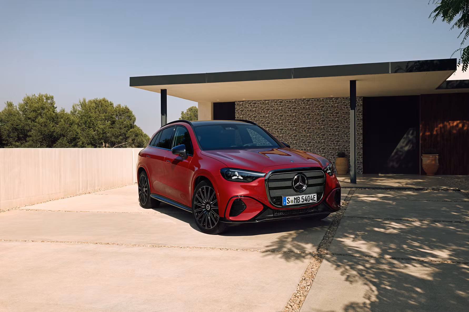 Den stilrena Mercedes-Benz EQC 400 4MATIC parkerad vid ett modernt hus, redo för både stadskörning och längre resor.