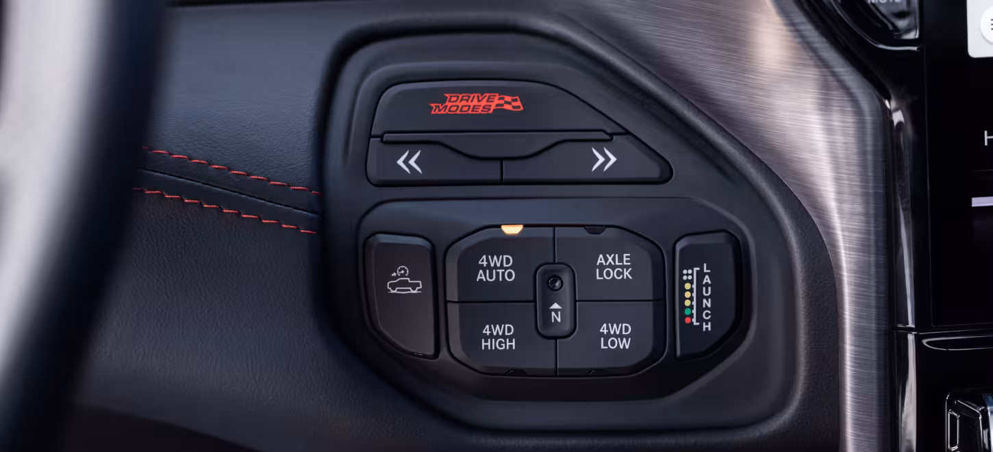 Interiördetalj av körlägesväljaren och startkontrollen. En mängd val för kraftöverföringen finns tillgänglig i nya Ram 1500 SRT TRX.