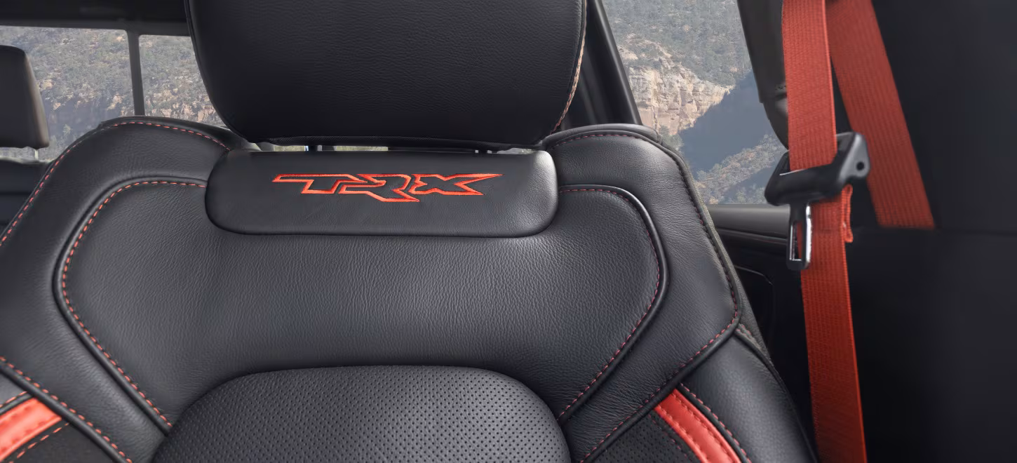 TRX-loggan broderad i nackstödet på Ram 1500 SRT TRX. De röda detaljerna skapar en sportig känsla i kupén.