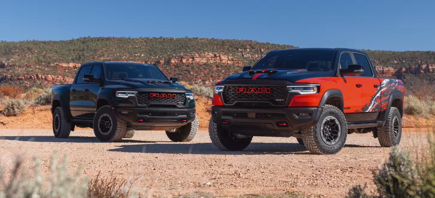 Dubbla vrålåk. Två Ram 1500 SRT TRX parkerar i ödemarken, redo att visa vad 777 hästkrafter kan åstadkomma.