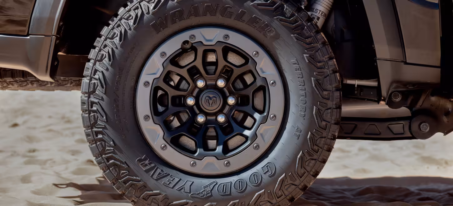 Rams offroad-däck viskar om äventyr utanför allfartsvägarna, med Bilsteins stötdämpare som lovar en stabil färd oavsett underlag.