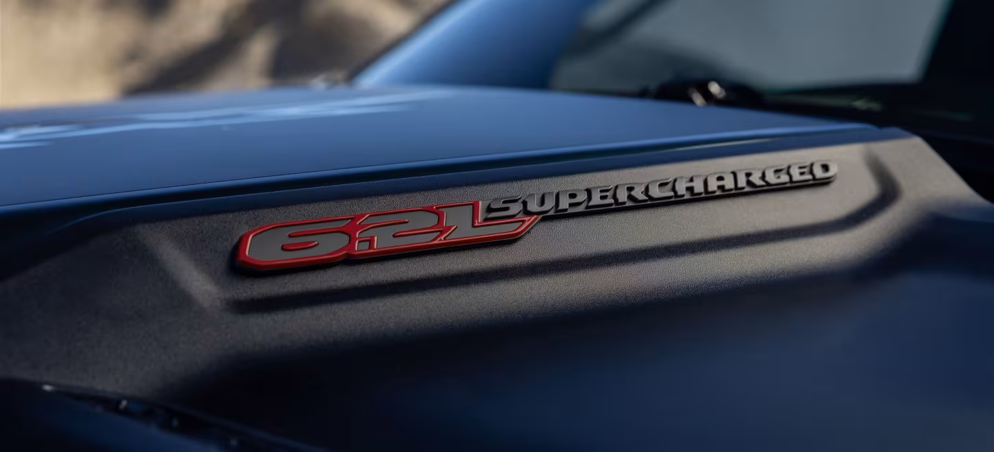 Emblemet på Ram 1500 SRT TRX vittnar om att det finns 6,2 liter och en kompressor under huven – en sista stånkande utandning från dödsdömda V8-eran.
