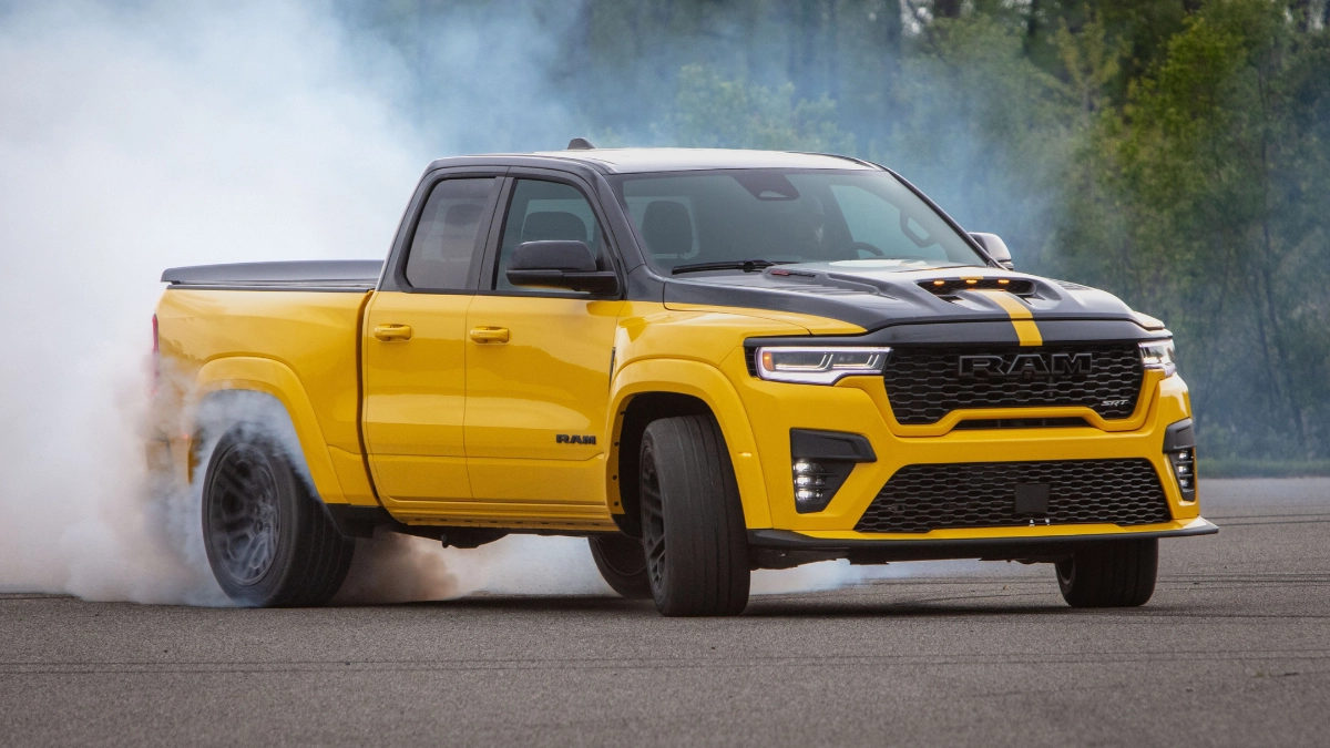 Med en illgul färg och rykande däck bevisar Ram 1500 SRT TRX att V8-motorn långt ifrån är uträknad.