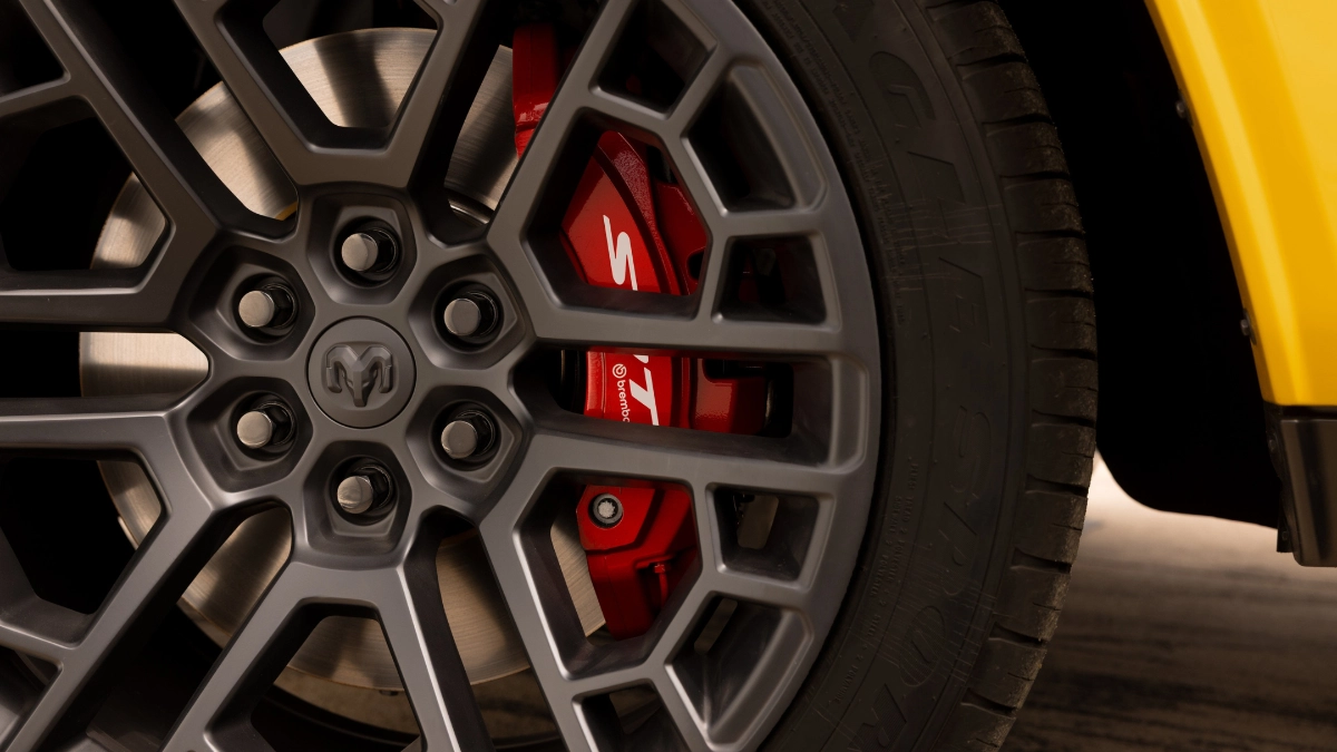 Svensk minimalism? Glöm det! Med sina ilsket röda Brembo-bromsok och rejäla fälgar bekänner Ram färg utan att be om ursäkt.