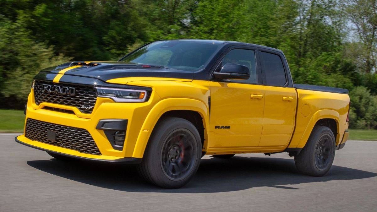 Den nya Ram 1500 SRT TRX är en av två specialmodeller som tillverkas med en gul och svart målning – en blinkning till Dodge Ram Rumble Bee.