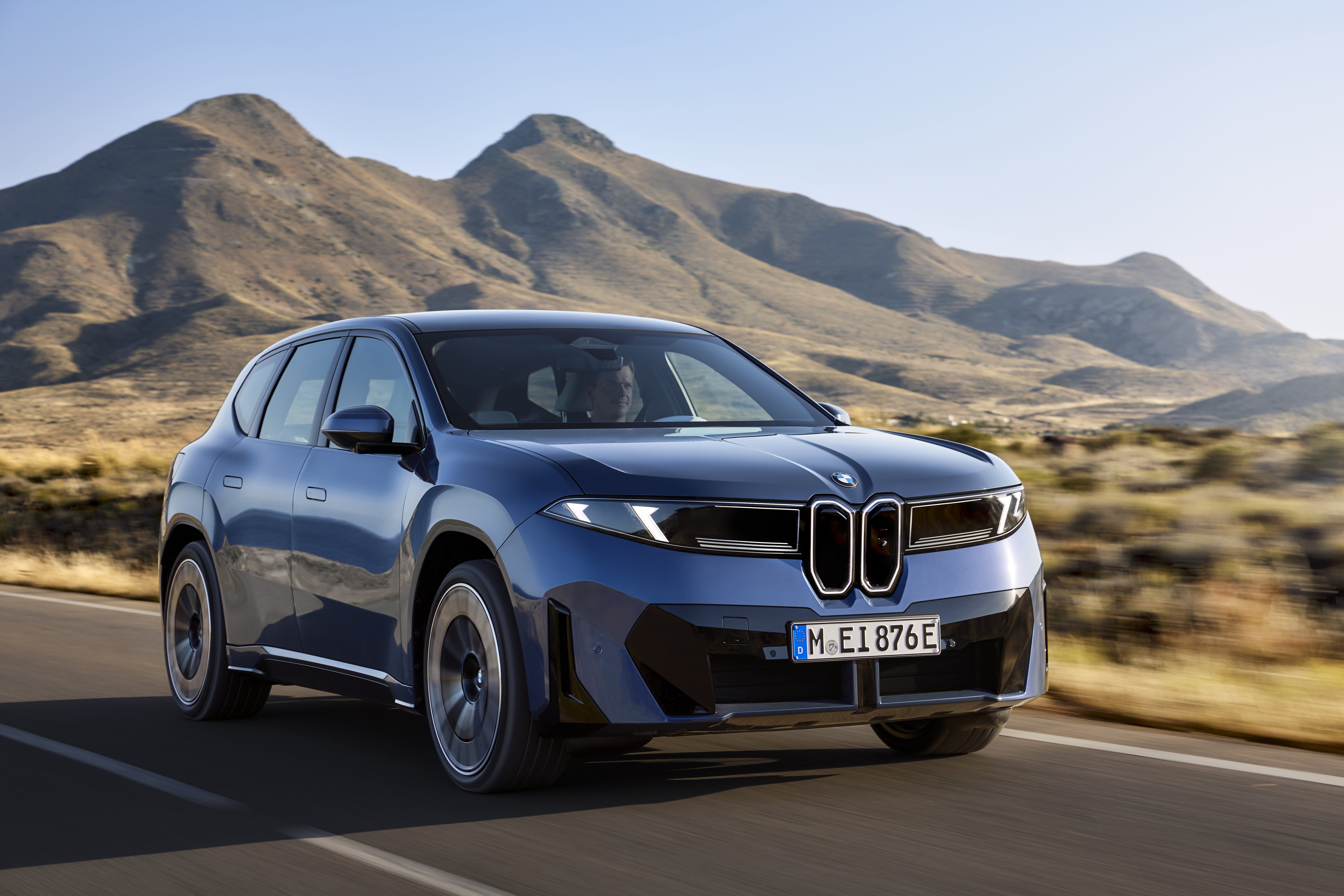 BMW iX3:s nya design är modern och minimalistisk, med fokus på aerodynamik och en futuristisk estetik.