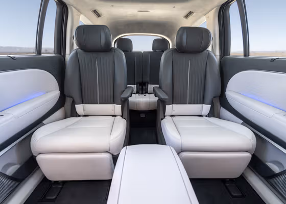Hyundai IONIQ 9s kupé är en luftig vip-lounge på hjul – här får både vuxna och barn generöst med plats för långfärd.