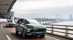 Hyundai IONIQ 9 tar sig an vägarna med en distinkt design som garanterat väcker uppmärksamhet.