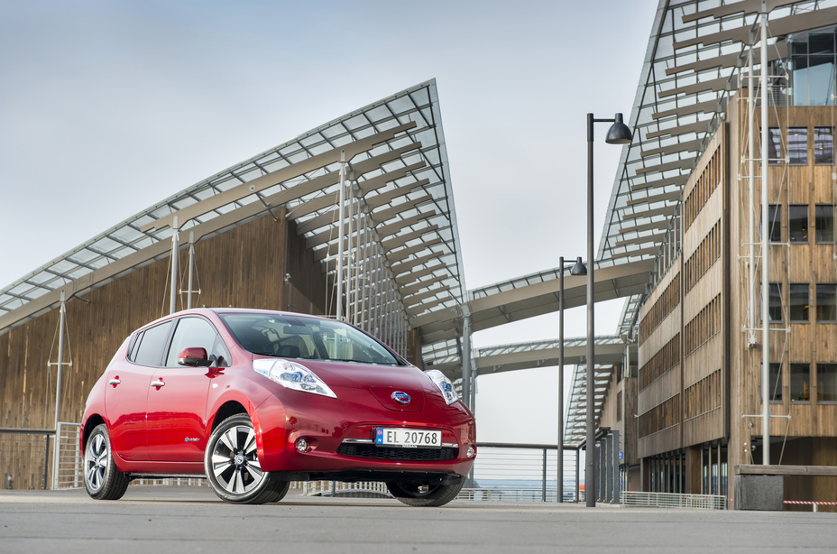 Den första generationens Nissan Leaf, här i rött utförande, är en riktig prisbomb på begagnatmarknaden och kan fyndas från cirka 40 000 kr.