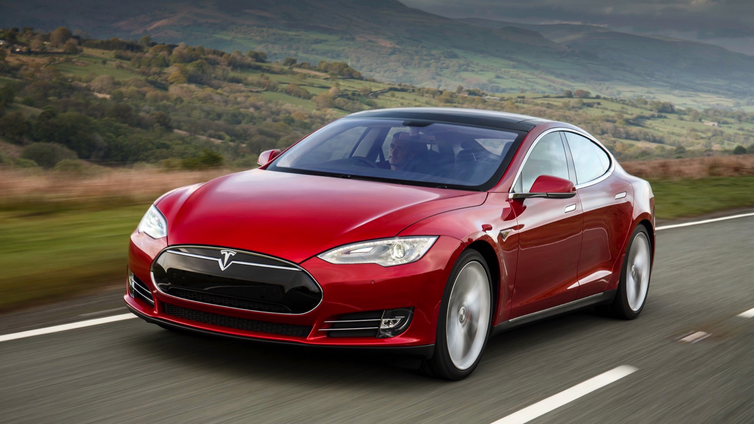 En begagnad Tesla Model S ger dig premiumbilskänsla utan att tömma plånboken. Äldre årsmodeller finns för bara några tiotusentals kronor.