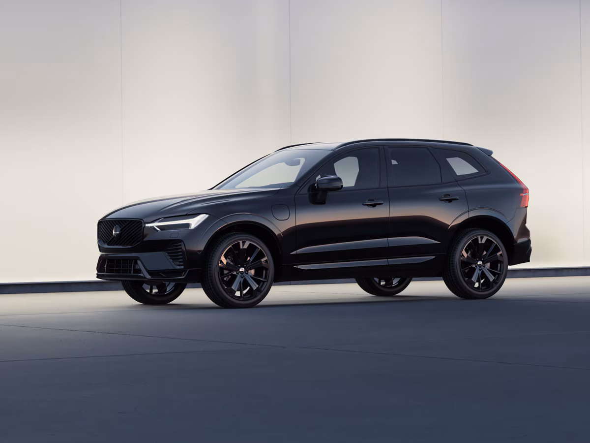 Den svarta Volvo XC60 visar att svensk premium inte bara handlar om säkerhet, utan också om stilsäker attityd på vägen – med extra power under huven.