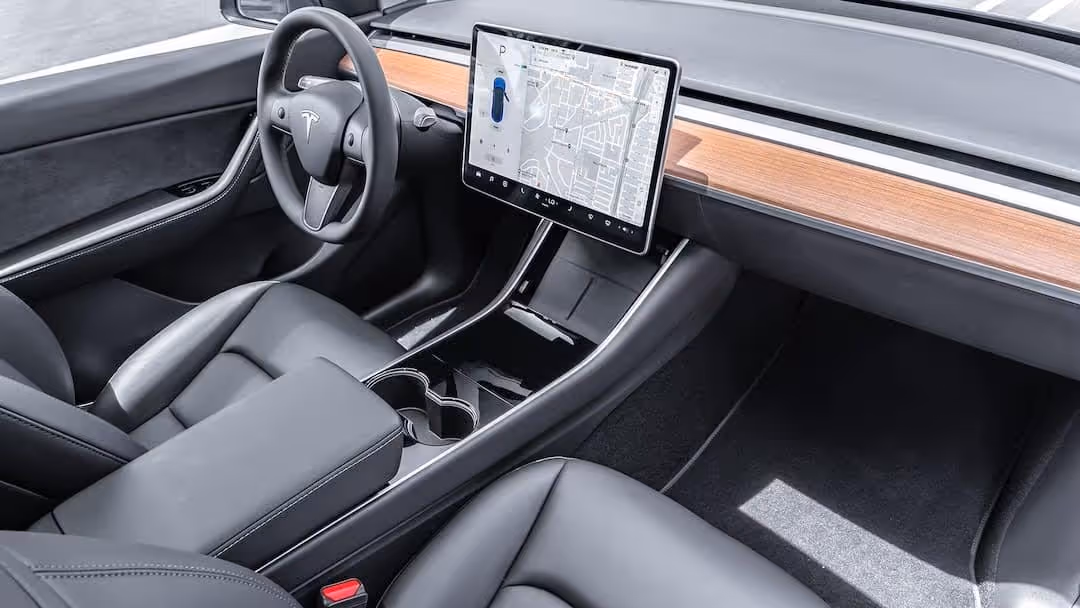 Interiören i en Tesla Model Y. Kontrollera alla lister runt fönstren noggrant före köp, då de kan vara en källa till vindbrus.