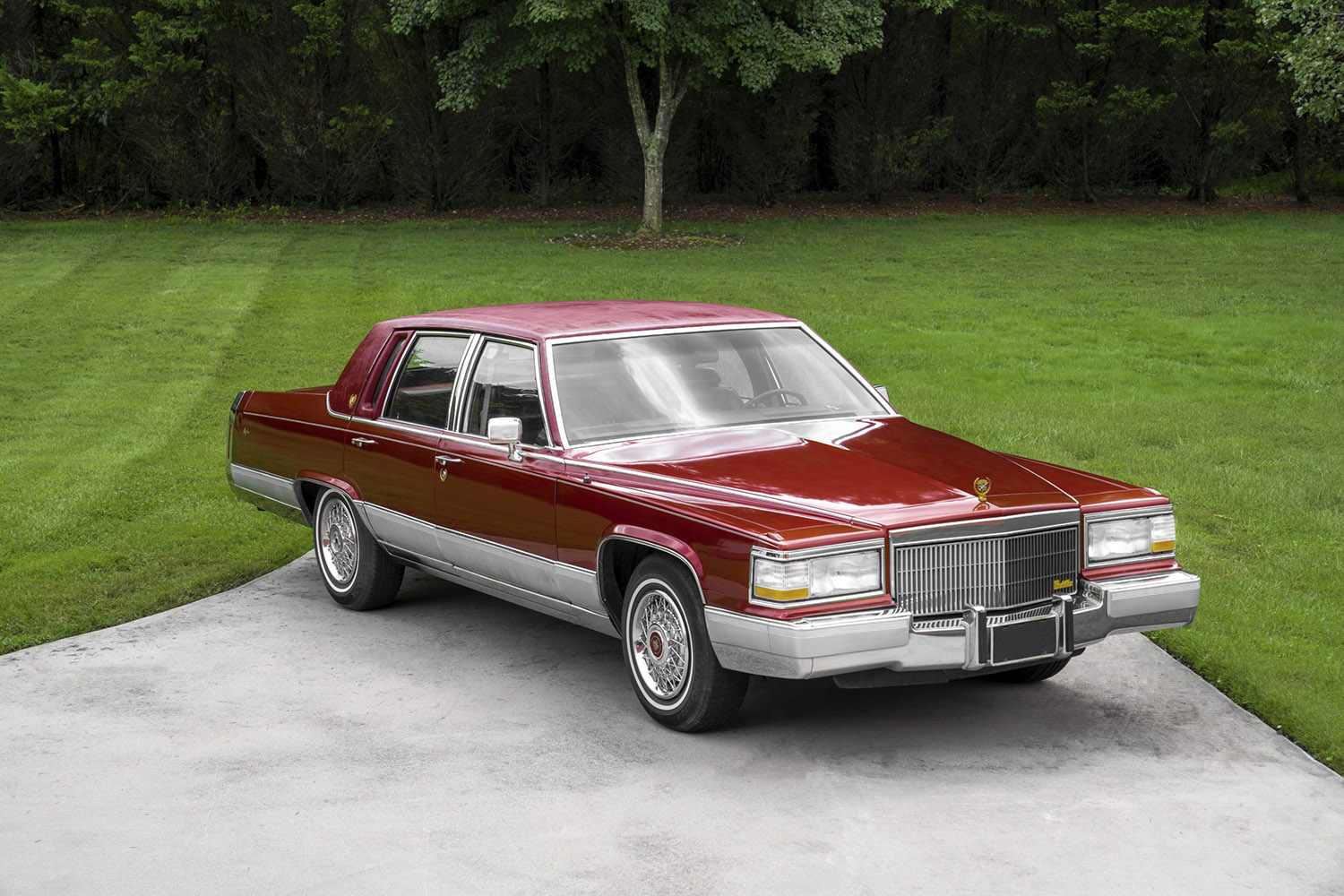 En 1990 Cadillac Brougham, en av de sista rambyggda Cadillac-modellerna som tillverkades, representerar en era innan märket började navigera i en föränderlig bilvärld.