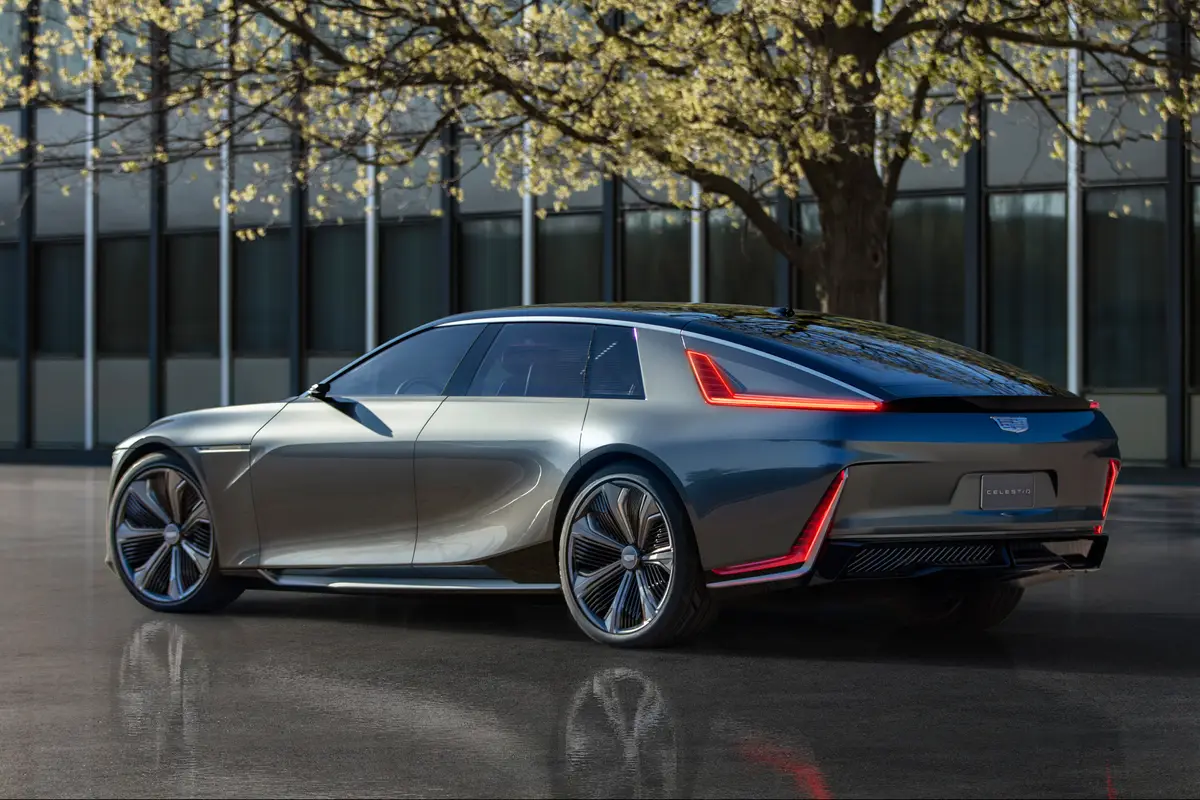 Celestiq är handbyggd och exemplifierar Cadillacs återkomst till den globala lyxbilsscenen, med unik design och avancerad teknik.