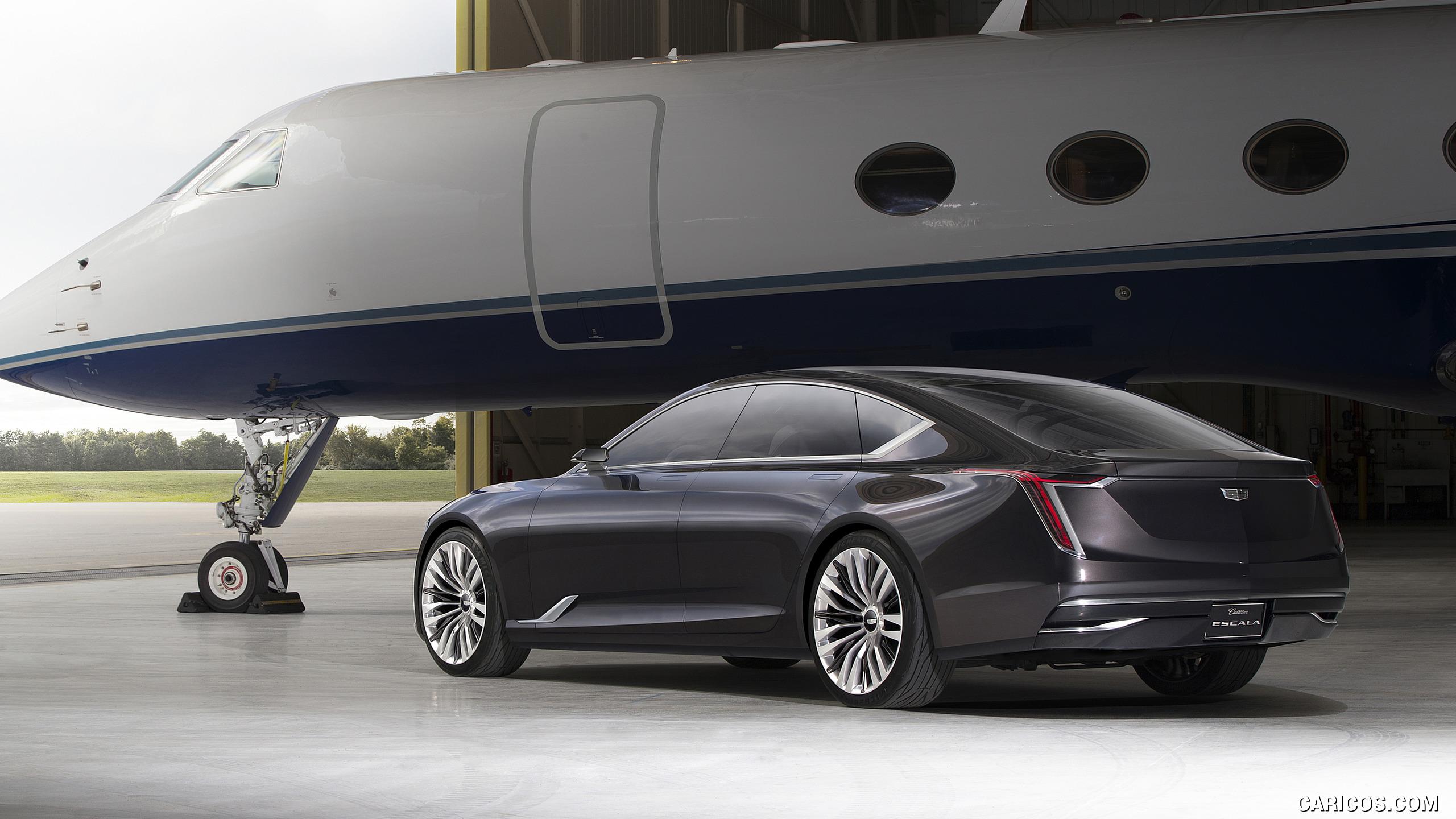 Cadillac Escala konceptbil framför ett privatjet 2016. Sju år senare realiserades delar av dess design i Celestiq.