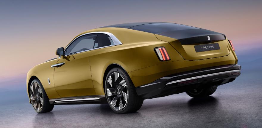 Rolls-Royce Spectre är en eldriven lyxbil från Rolls-Royce, en av Cadillacs tuffaste konkurrenter i lyxbilssegmentet.