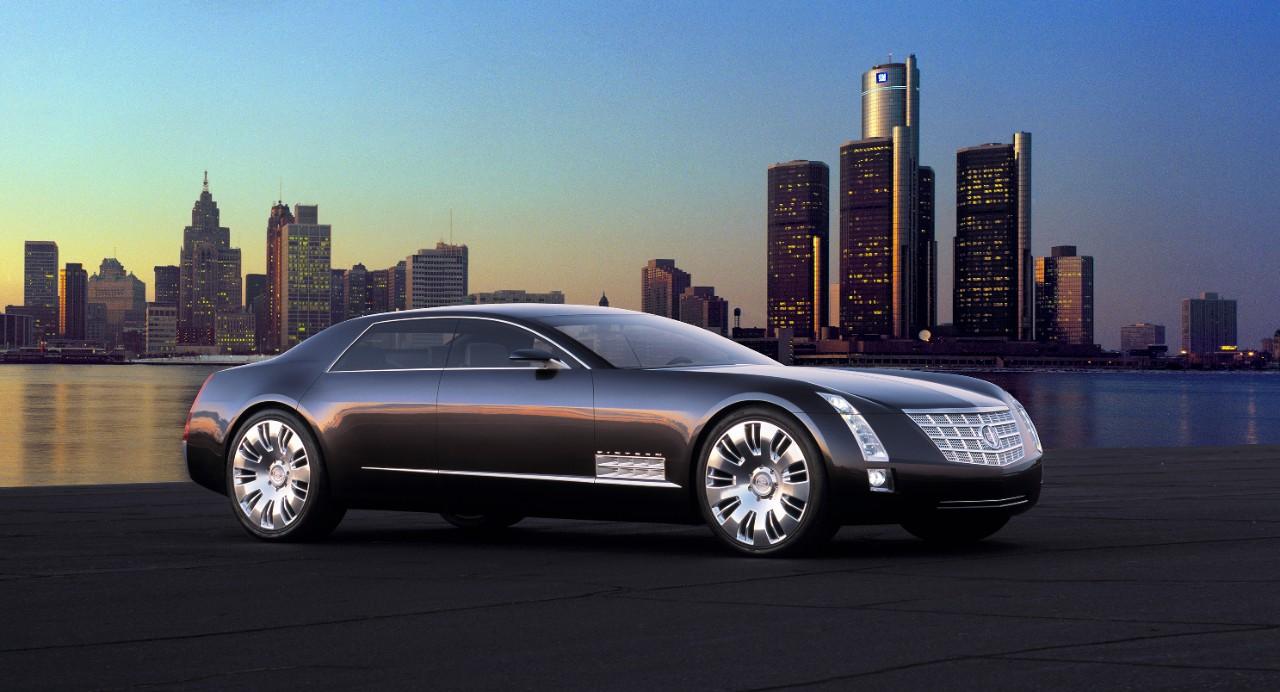 Cadillac Sixteen som för första gången visade upp Art & Science-designen. I bakgrunden tronar Detroit, hemstaden för det amerikanska bilmärket.