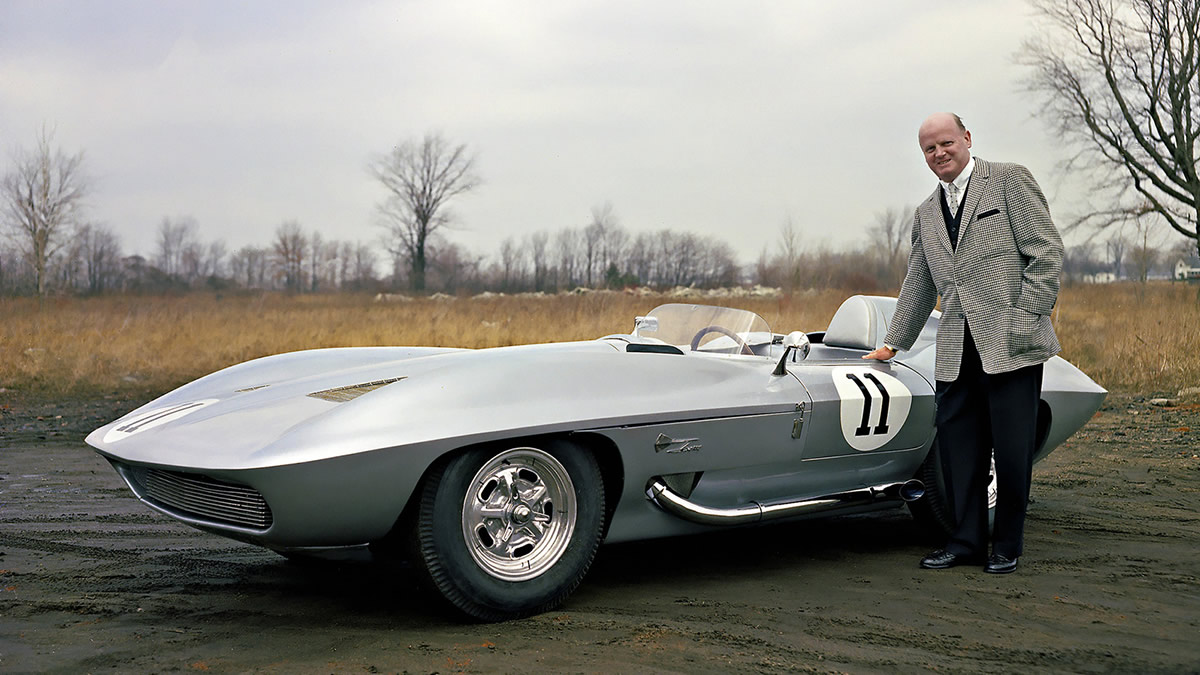 Bill Mitchell, Harley Earls efterträdare som designchef, poserar med Cadillac Corvette XP-87 Stingray Racer. Mitchells inflytande på Cadillacs design var omisskännligt.