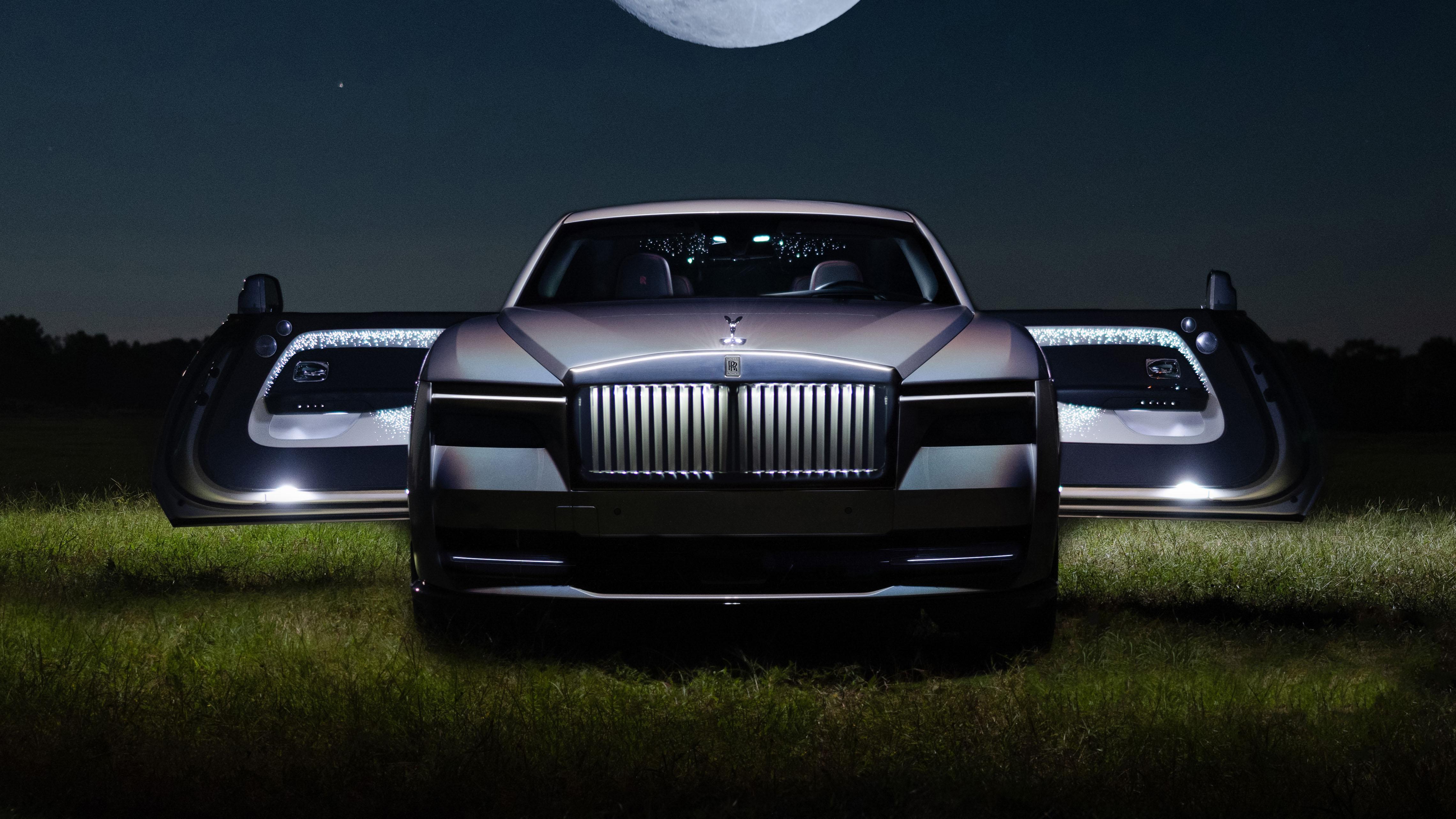 Rolls-Royce Spectre utmanar med ett liknande utseende och bjuder på en hård kamp om vem som är den lyxigaste elbilen.