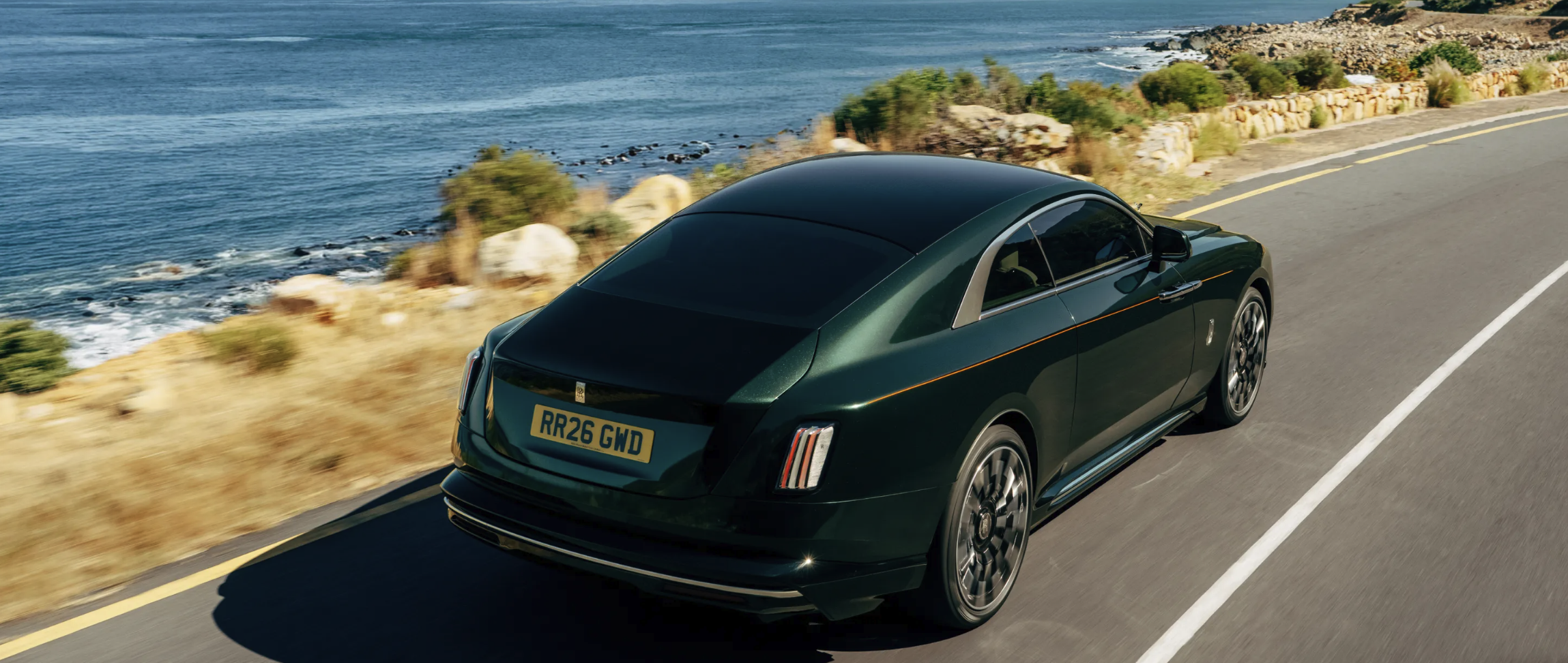 Den bakre delen av Rolls-Royce Spectre Series II avslöjar en smäcker fastback-design, inspirerad av lyxbåtar.