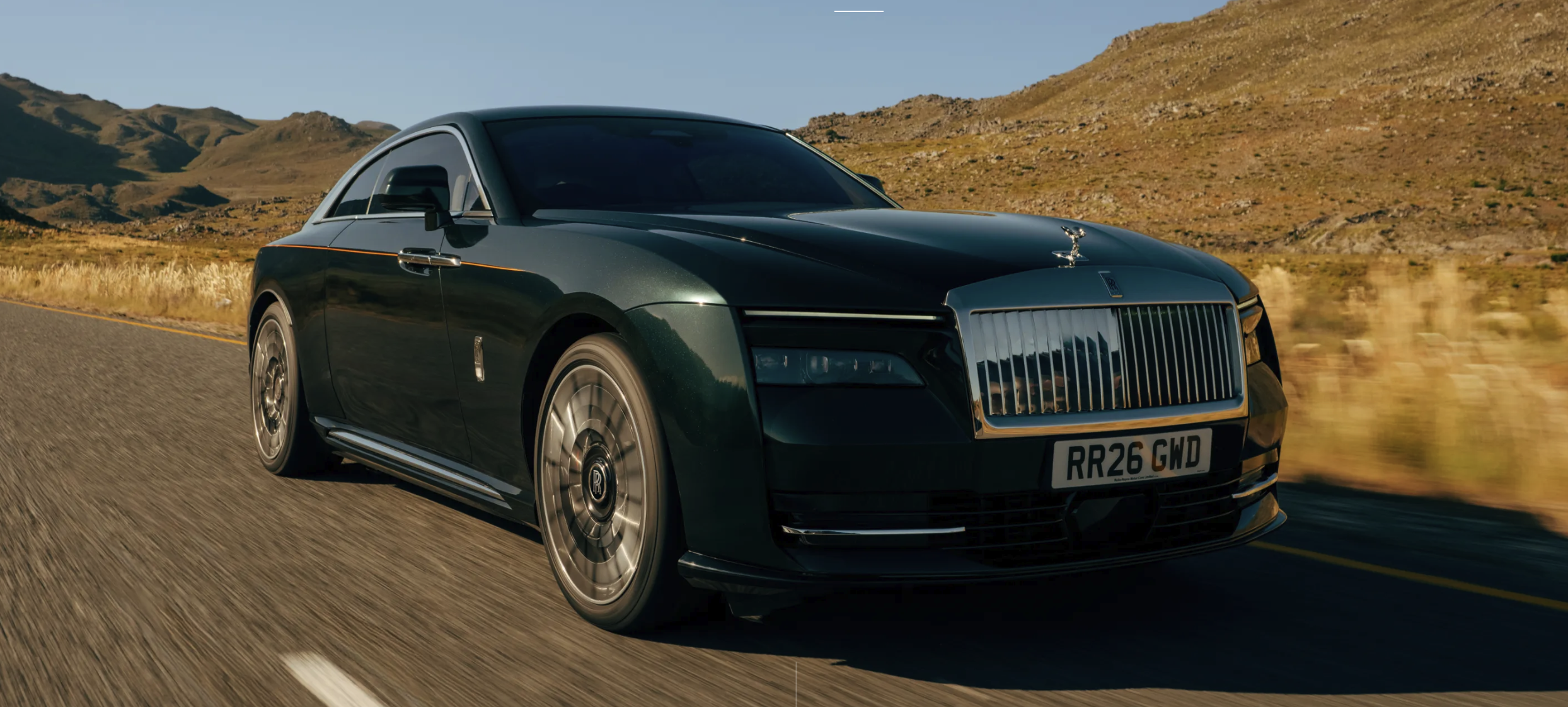 Rolls-Royce Spectre smälter in perfekt i den vackra omgivningen, med sina klassiska linjer som andas lyx och elegans.