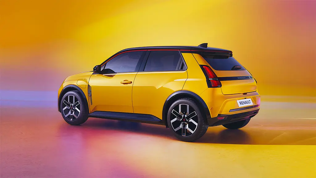 Den bakre designen med de vertikala bakljusen är ett tydligt arv från den klassiska Renault 5.