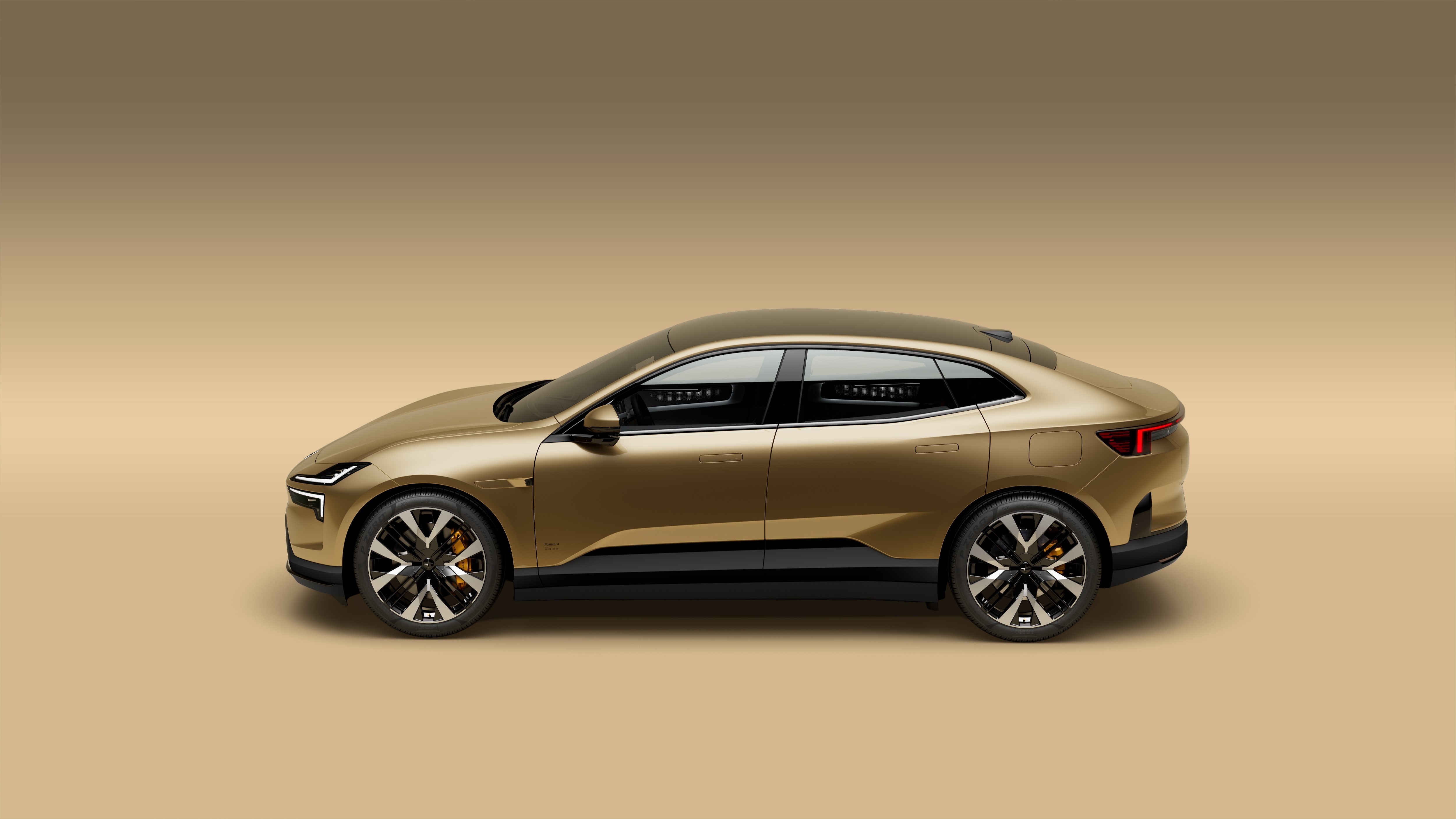 Polestar 4 utmärker sig med sin strömlinjeformade profil och diskret guldiga färg, vilket ger bilen en elegant och futuristisk look.