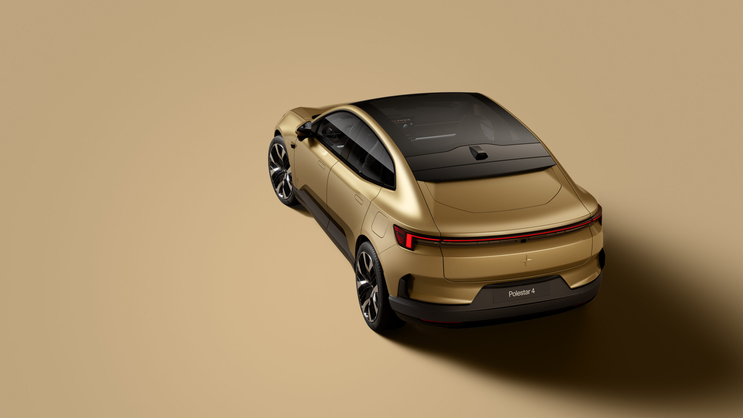 Polestar 4:s distinkta design utmärker sig med en sluttande taklinje som förstärker den sportiga profilen, samtidigt som de nya fälgarna bidrar till ett modern intryck.