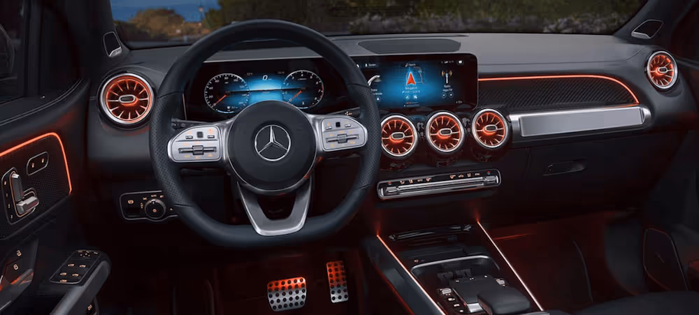 Interiören i Mercedes GLB har en modern känsla med digitala skärmar och effektfull stämningsbelysning.