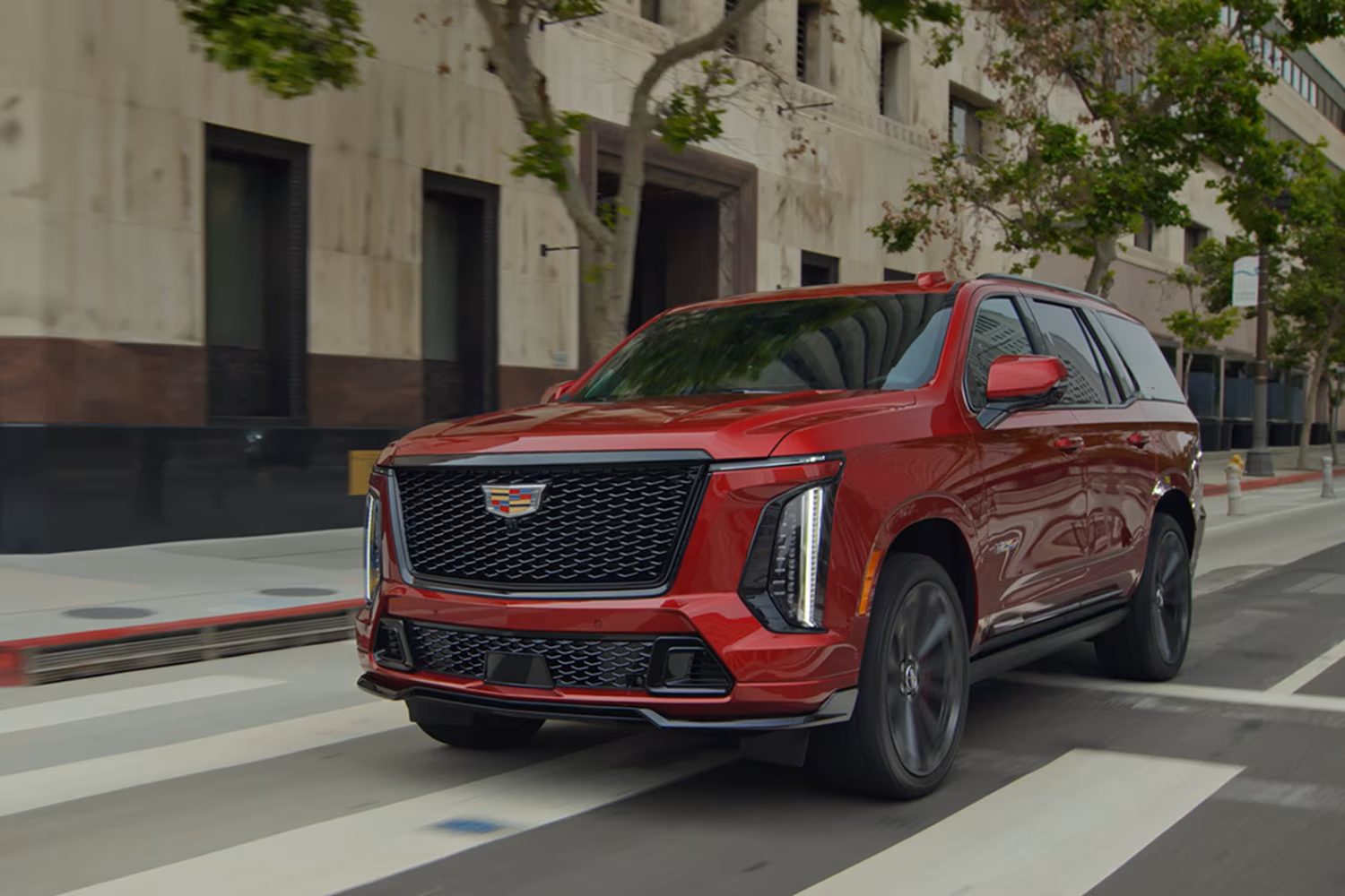 Cadillac Escalade är en lyxig amerikansk jätte som erbjuder högsta komfort och utrymme, perfekt för den stora familjen.