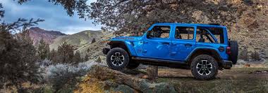 En Jeep Wrangler Rubicon i bergig terräng. Denna modell är en av de Jeep-bilar som återkallas globalt på grund av brandrisk.