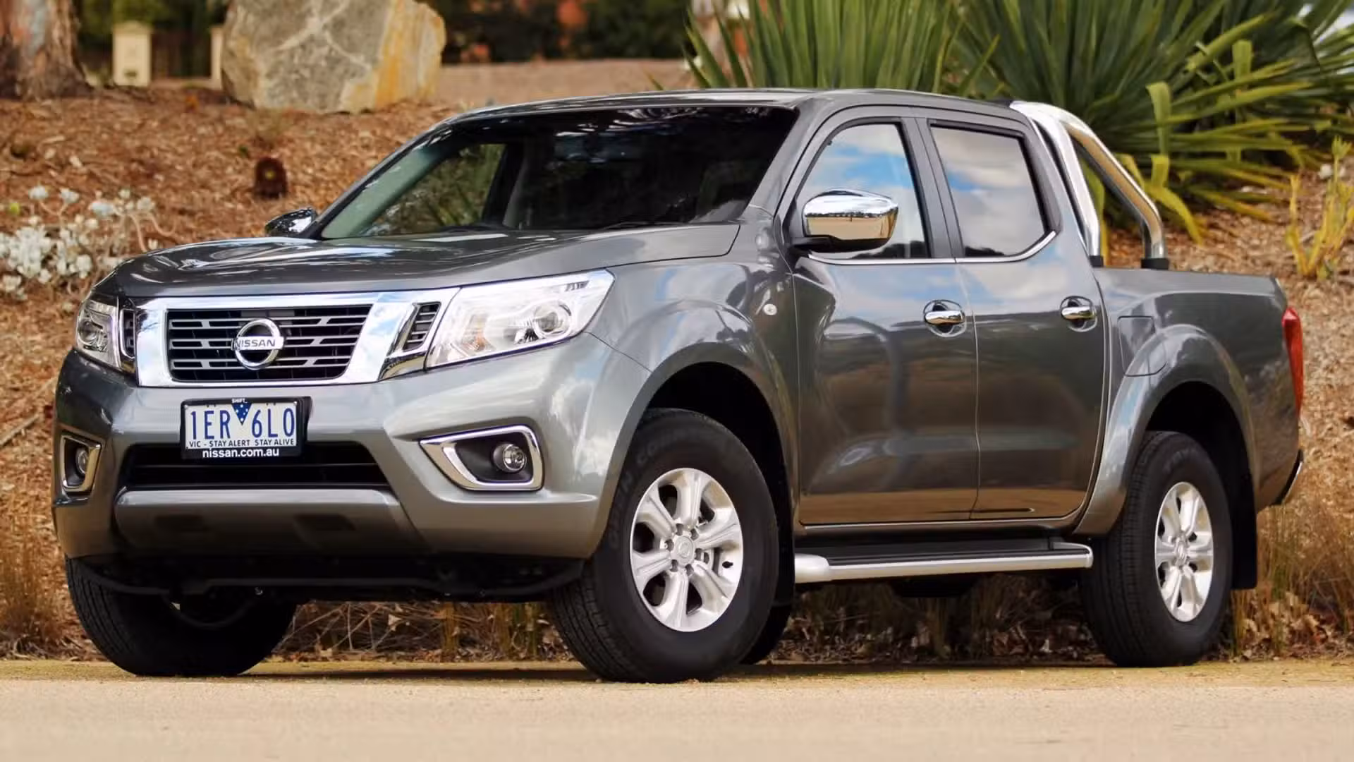 Nissan Navara på en grusväg. Enligt Motor-Life ett tryggt val även som begagnad och en robust pickup för den som behöver en arbetskärra.