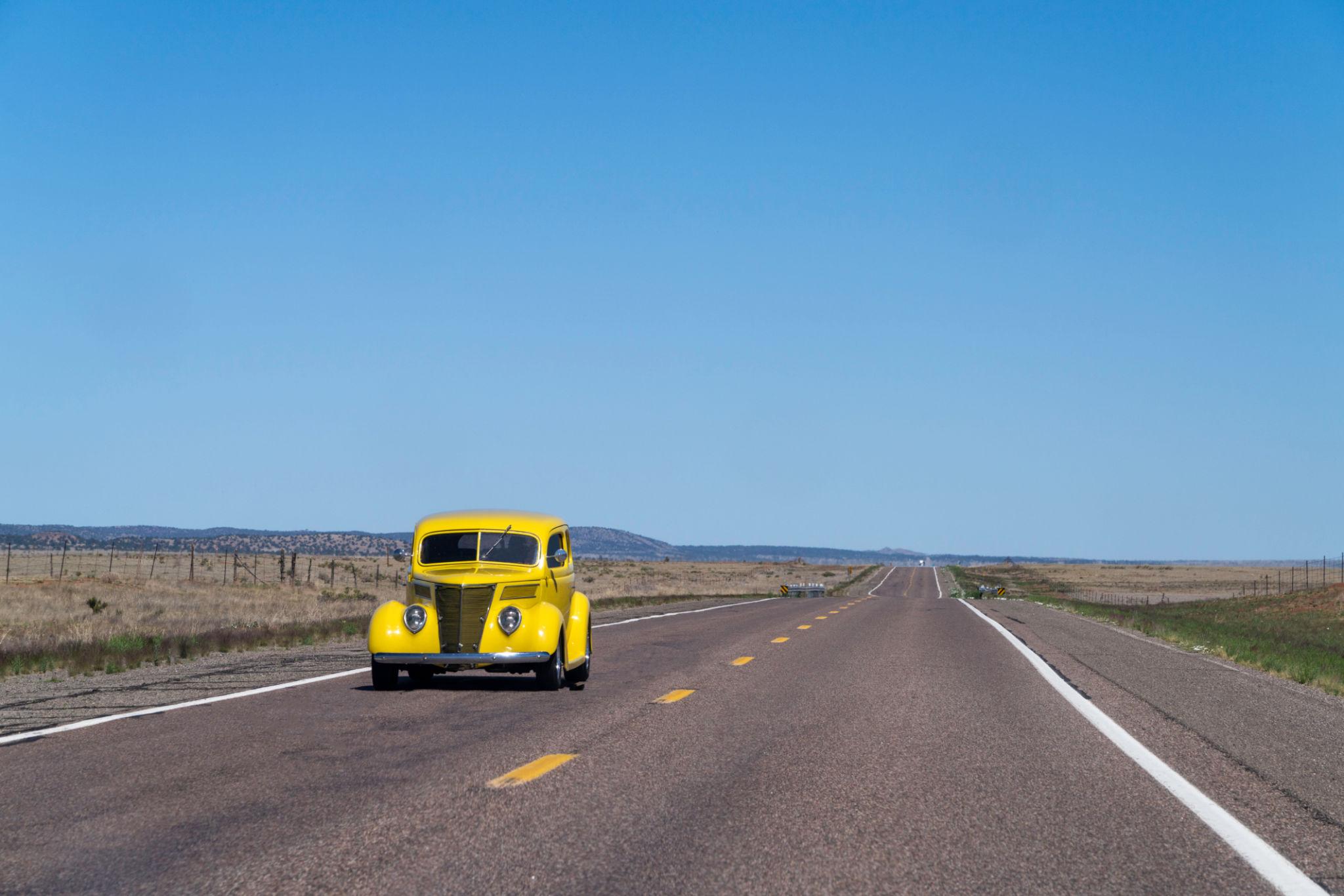 En gul hot rod på historiska Route 66. Många väljer att köra sträckan i en klassisk bil för att återskapa glansdagarna.