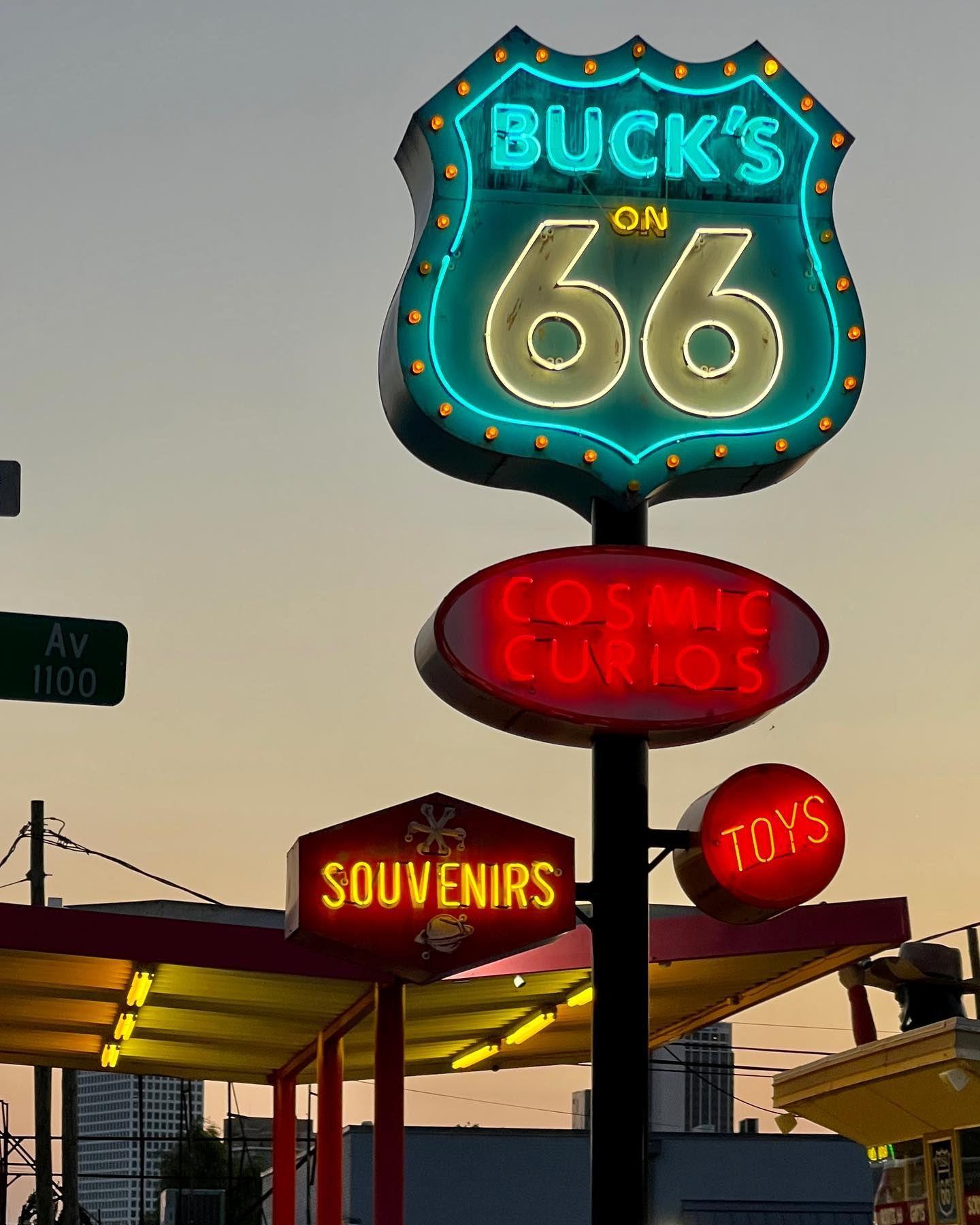Möt Buck's on 66, en klassisk butik längs The Mother Road som erbjuder souvenirer och "Cosmic Curios".