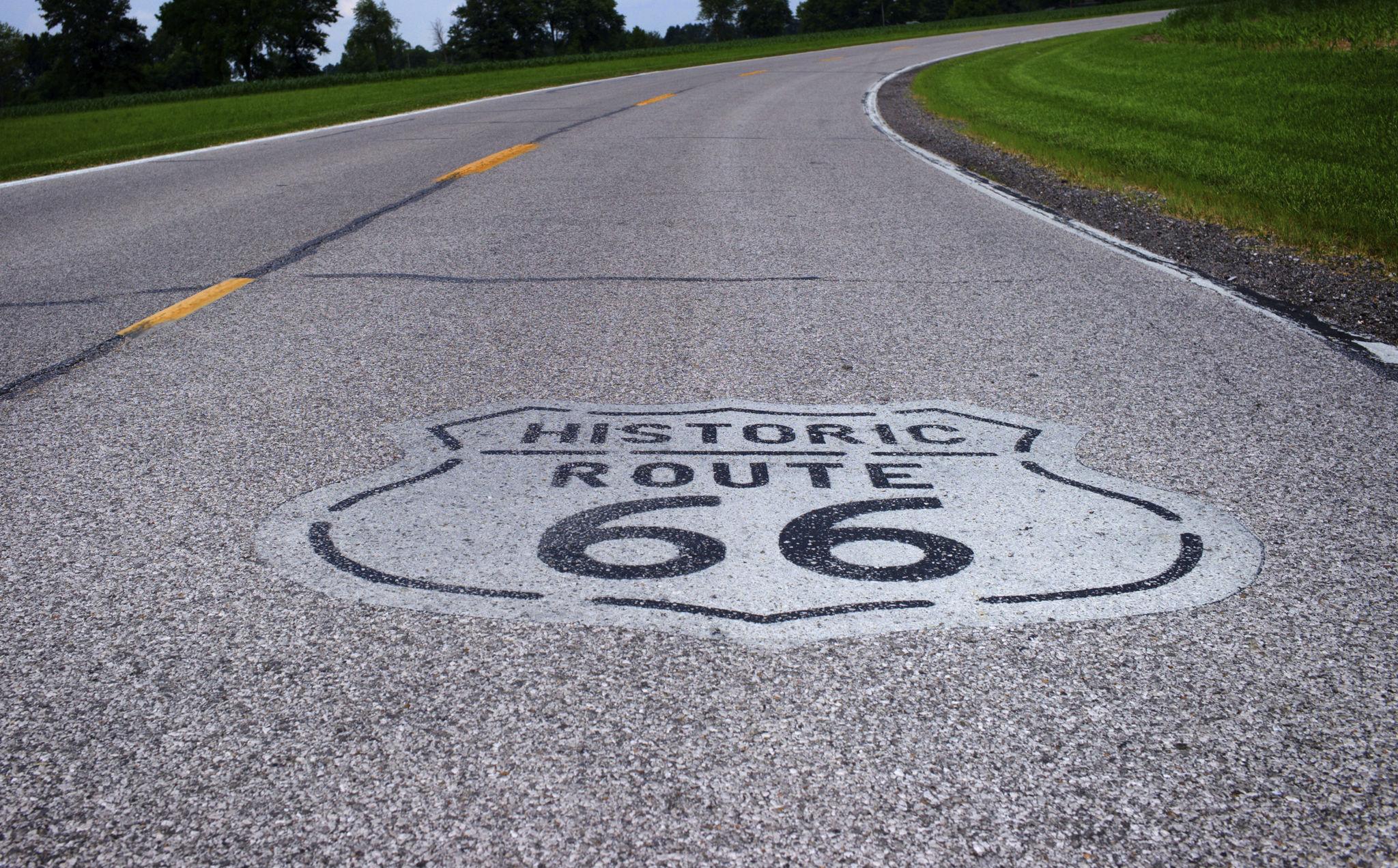 Målad mitt på vägbanan hittas ofta den klassiska skylten för Route 66, i dag omdöpt till Historic Route 66.