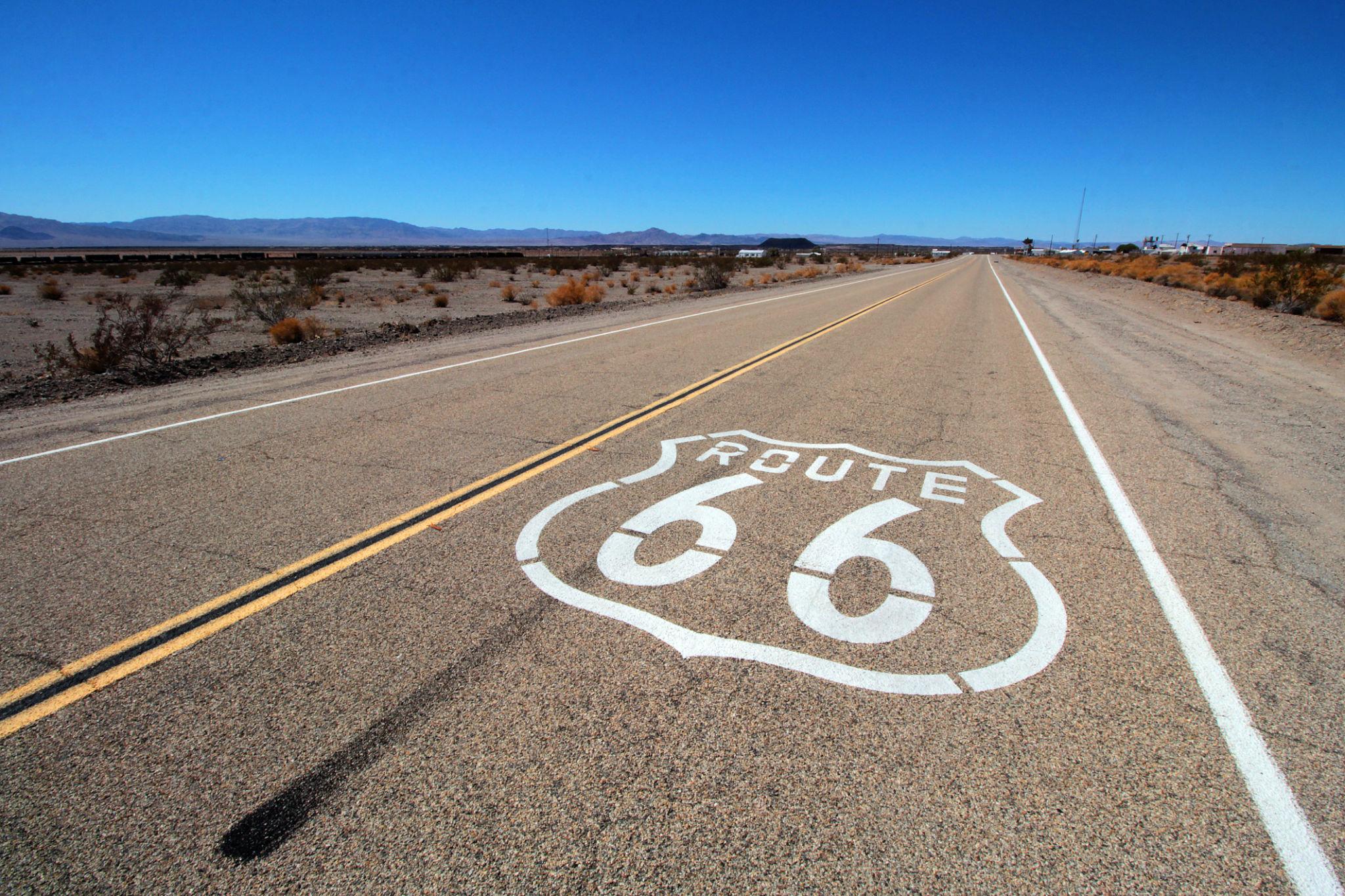 Den klassiska Route 66-skylten målad direkt på asfalten är ett måste att fotografera för alla som kör sträckan.