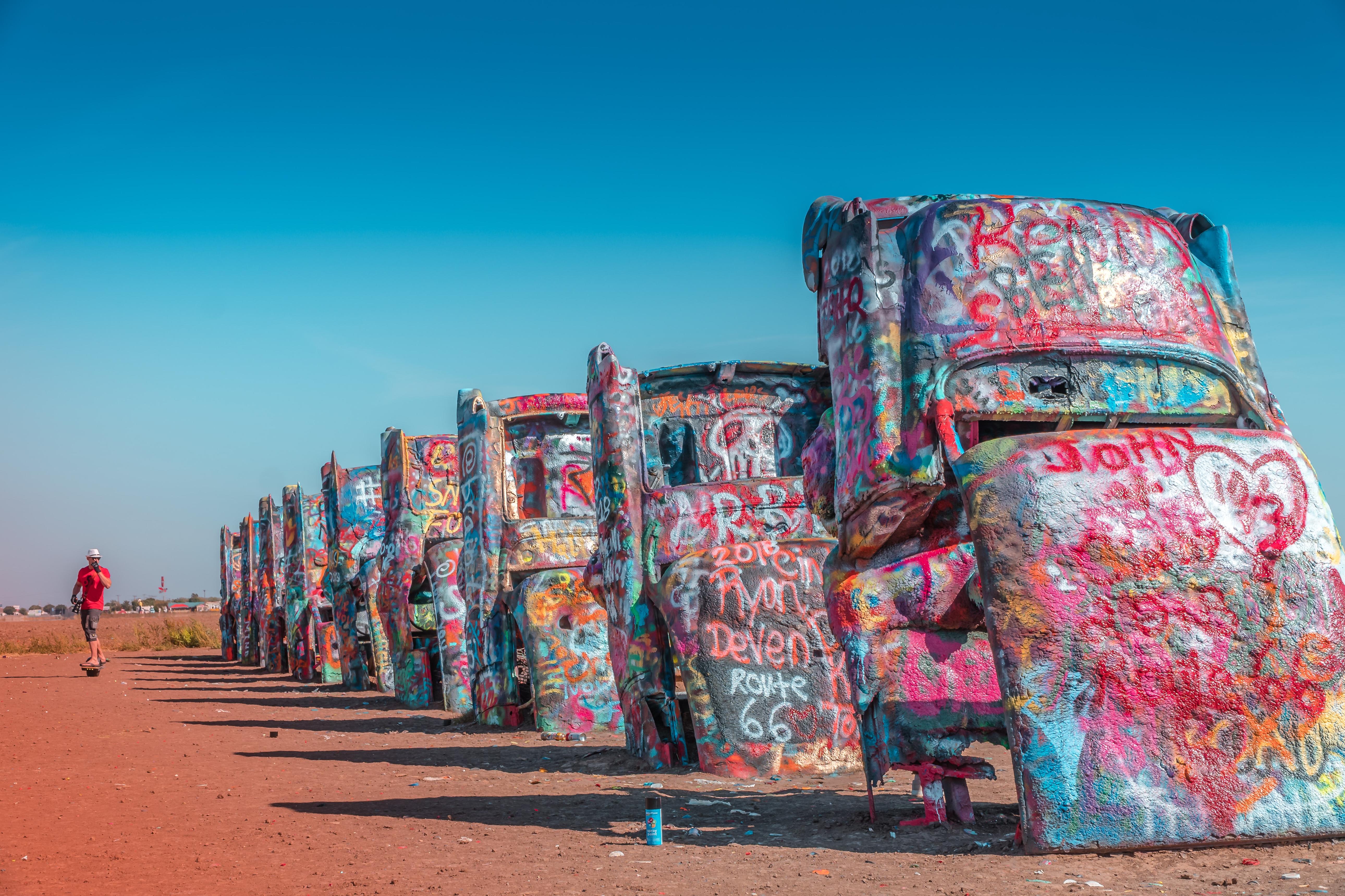 Cadillac Ranch i Amarillo, Texas. Bilarna, planterade med nosen i backen, bjuder in besökare att bidra med sin egen graffiti.
