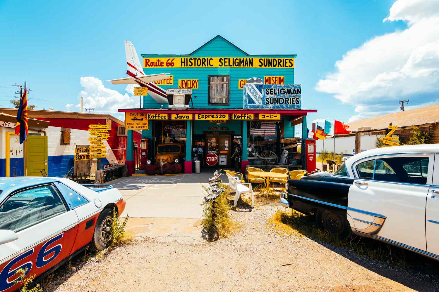 Historic Route 66 i Seligman, Arizona, en av de mest ikoniska platserna att stanna till på längs den legendariska vägen. Här andas allt nostalgi.