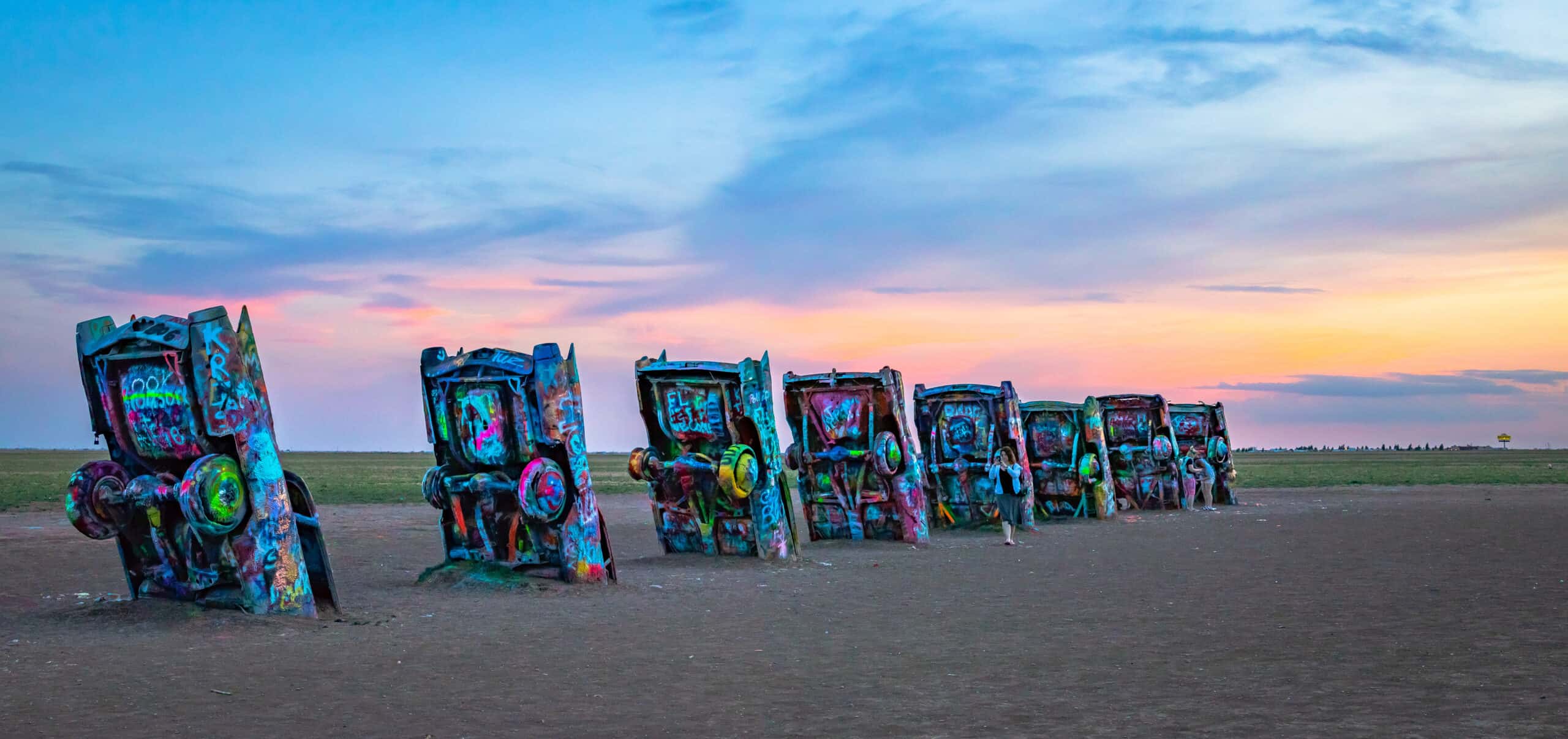 Den ikoniska konstinstallationen Cadillac Ranch i Texas, med tio Cadillacs nersänkta i marken. Varje år besöks platsen av hundratusentals turister.