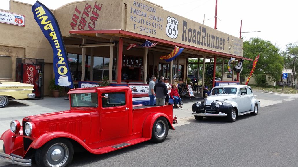 Många orter längs Route 66, som Seligman i Arizona, har caféer och butiker helt dedikerade till att hylla den historiska vägen.