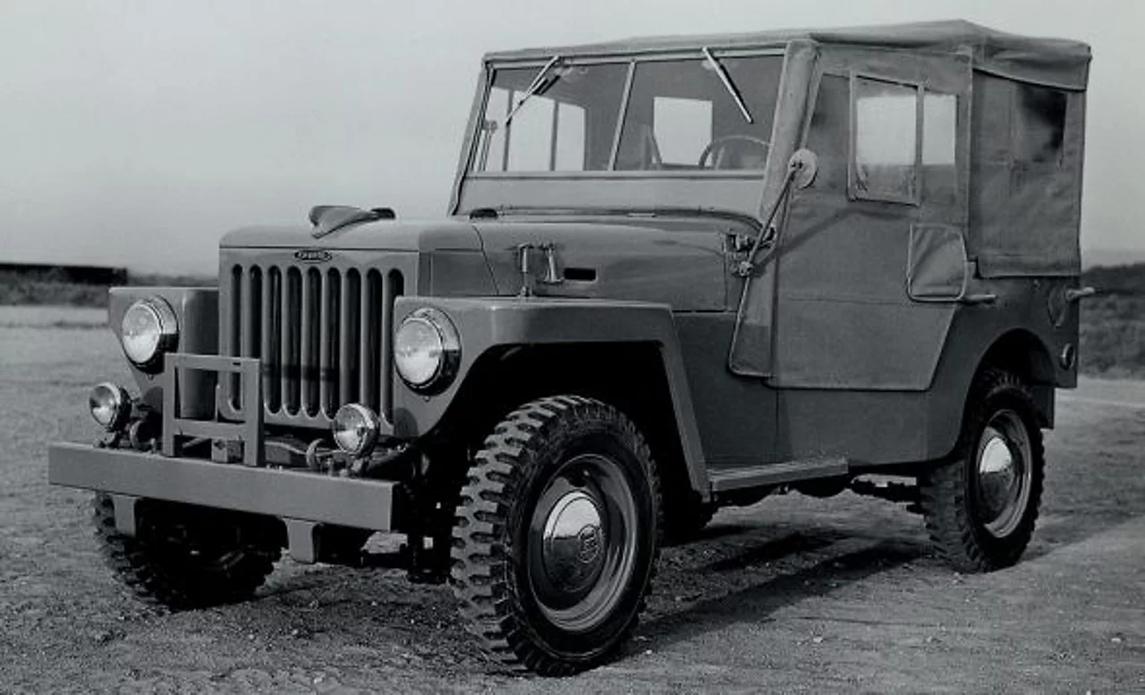 Den allra första BJ-prototypen rullade ut 1951. Det var inte förrän 1954 som namnet Land Cruiser introducerades.