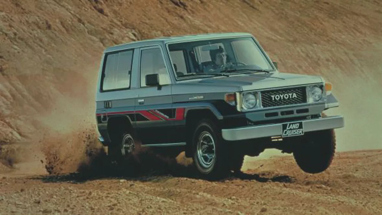 Den tidiga 70-talsserien, här en FJ70 Land Cruiser i full aktion. Dessa robusta bilar byggdes för de tuffaste förhållandena.