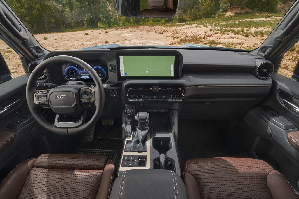 Interiören i nya Toyota Land Cruiser blandar moderna skärmar med fysiska kontroller, för att vara redo oavsett terräng.