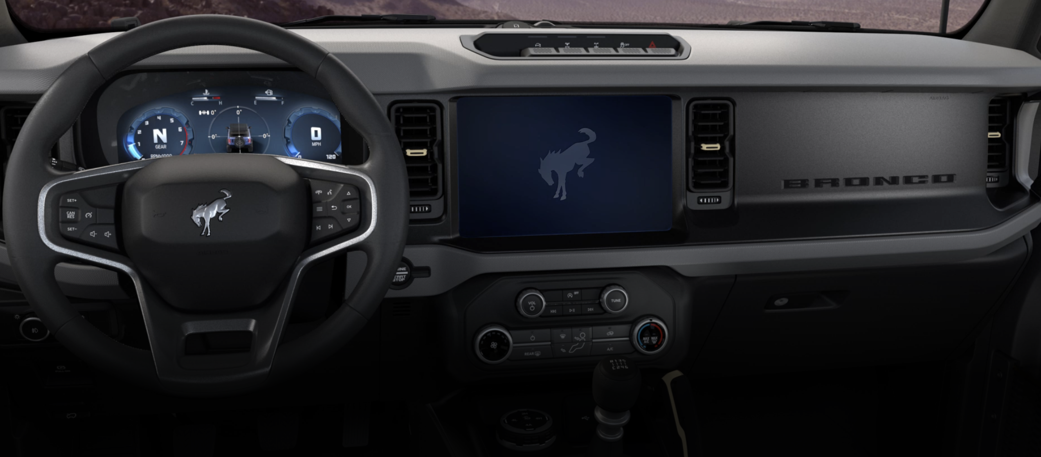 Interiören i nya Bronco är en mix av digitala skärmar och robusta material, med tydliga kopplingar till klassiska offroad-fordon.