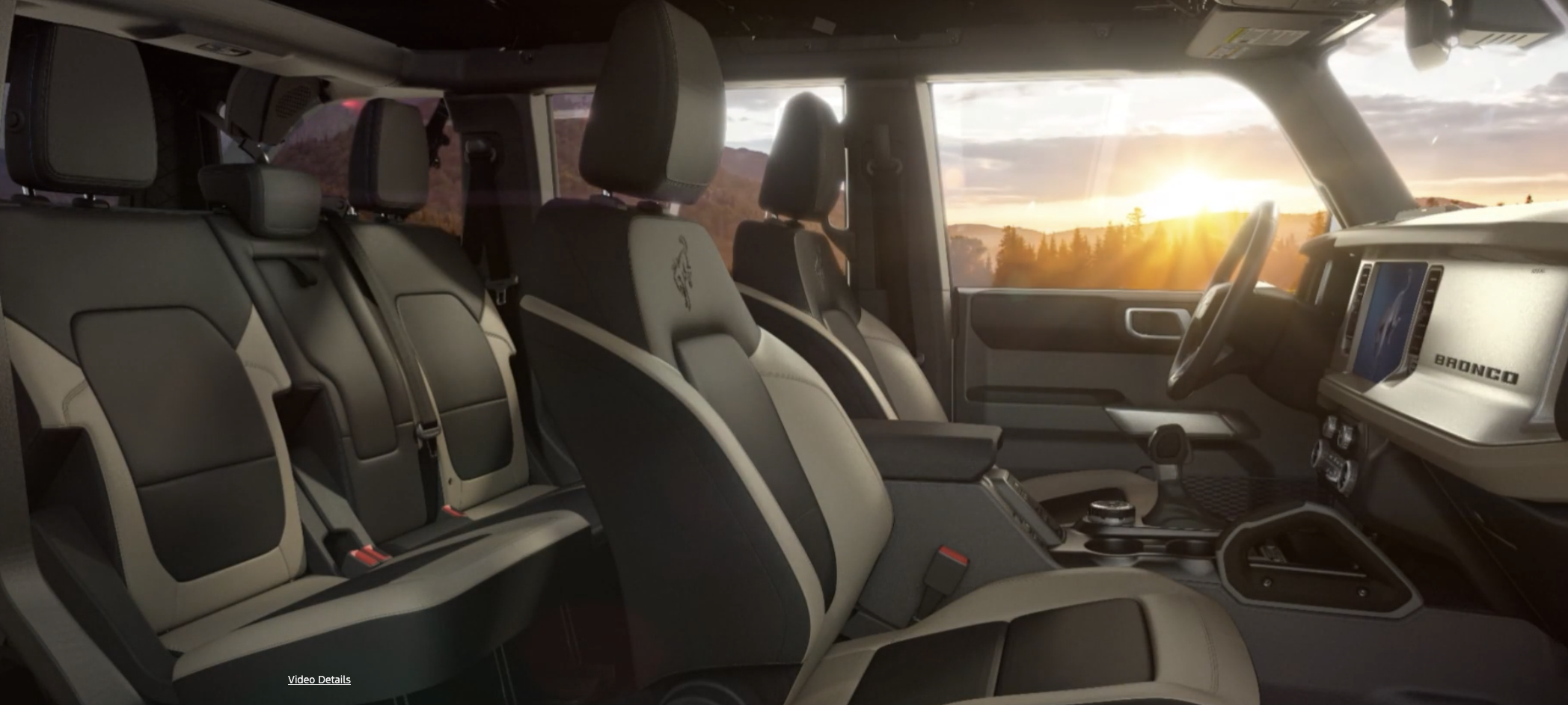 Interiören i Ford Bronco bjuder på rejäla stolar och en tydlig skärm i mittkonsolen. Bakom ratten syns solnedgången.