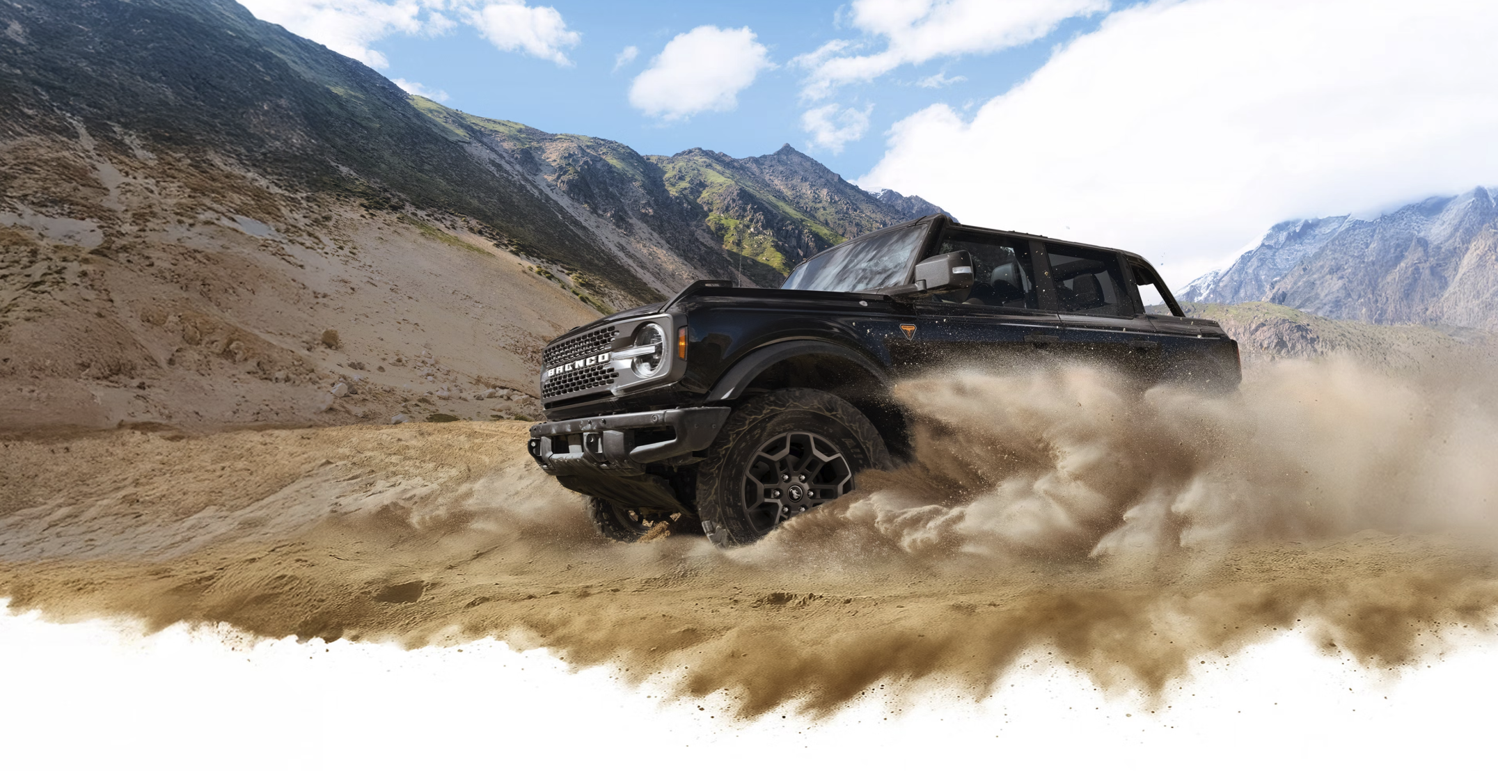 Bronco är redo för tuff terräng och kastar sand omkring sig. En riktig utmanare till ikoner som Jeep Wrangler.