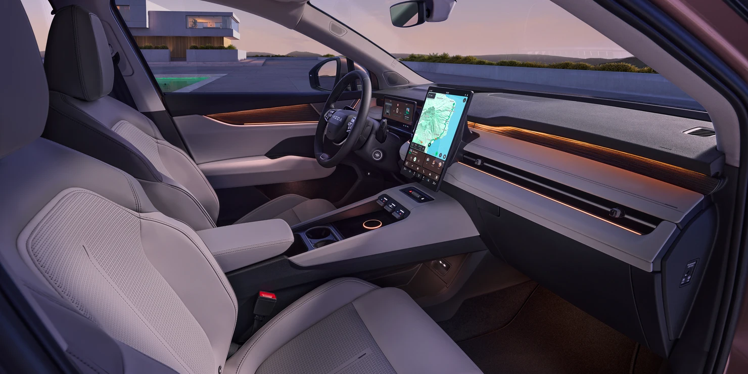 Skoda Peaq:s interiör, med en stor centralt placerad touchskärm och stilren design.